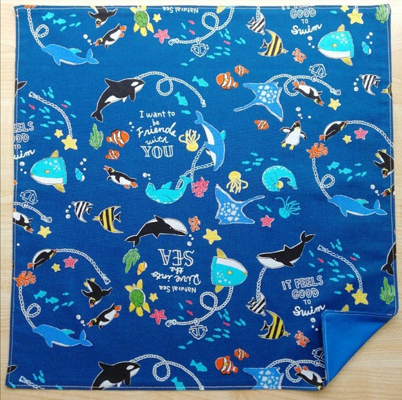 40×40 海 の 生き物 × 青 ブロード　ランチョンマット 1枚目の画像