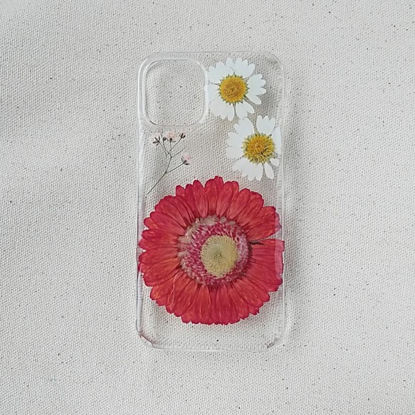 赤ガーベラ押し花ケース Iphone12 Mini Iphoneケース カバー La Tierra 通販 Creema クリーマ ハンドメイド 手作り クラフト作品の販売サイト