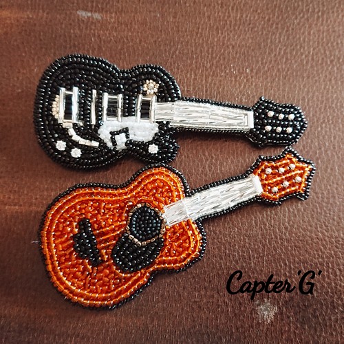 アコースティックギター(茶)ビーズ刺繍ブローチ ブローチ Capter 'G