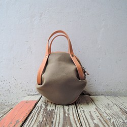 [ORZO] Kobe No. 4 Canvas x Tanned Leather Boston Bag S 卡其色 x 米色 第1張的照片
