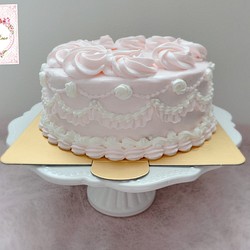 バラとフリルのケーキ　 1枚目の画像