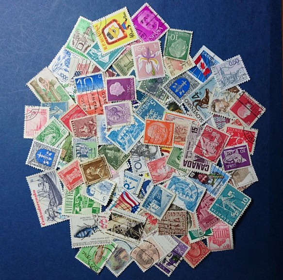 【世界の切手】W001　外国切手100枚(使用済）コラージュ、レジンなどのハンドメイド素材としてどうぞ 1枚目の画像