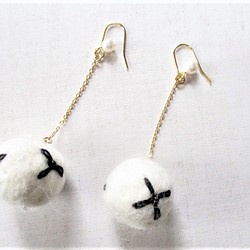 羊毛フェルト(刺繍＆ビーズ）のピアス（ホワイト&ブラック） 1枚目の画像