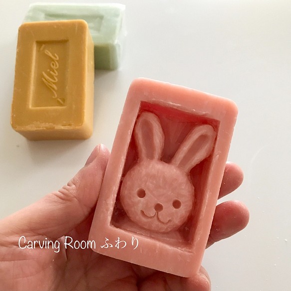 【ソープカービング】ローズの香りの石けんのウサギさんは可愛すぎ！　喜ばれるプレゼント！ありきたりではない石鹸彫刻　誕生日 1枚目の画像