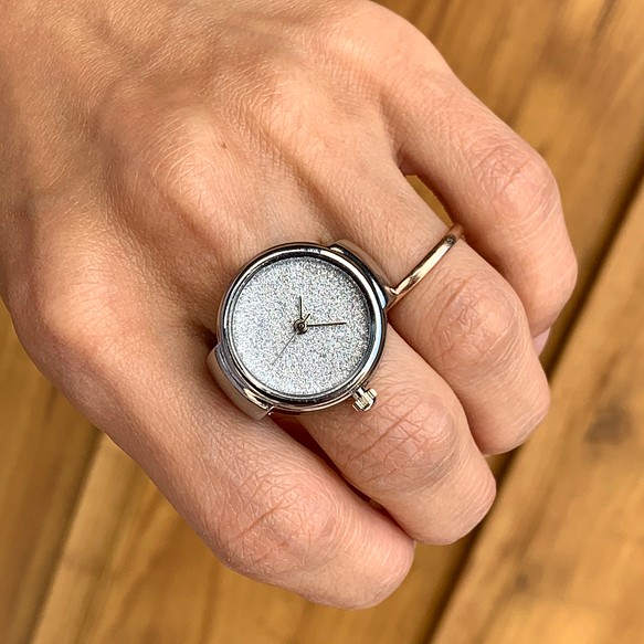 キラキラ リングウォッチ 指時計 シルバーカラー 1枚目の画像