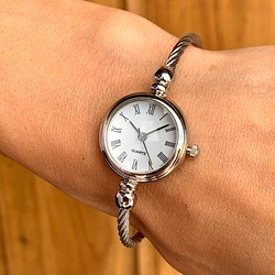 ブレスレット バングル腕時計 ローマ数字 ホワイト文字盤 シルバーカラー 1枚目の画像