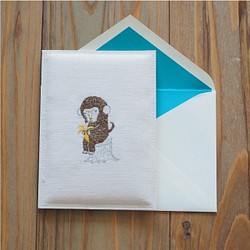 送料無料「サルのぷっくりカード（二つ折り）」〜麻・紙・刺繍・ハンドメイド〜 1枚目の画像
