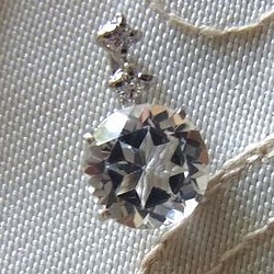 プラチナ*ダイヤモンド2石付きホワイトトパーズのペンダントトップ 1枚目の画像