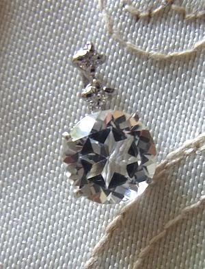 プラチナ*ダイヤモンド2石付きホワイトトパーズのペンダントトップ 1枚目の画像