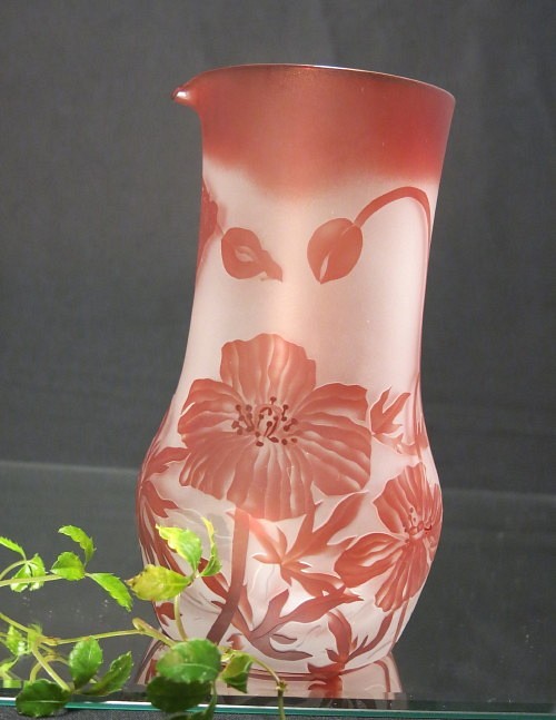 赤い花のガラスピッチャー サンドブラスト