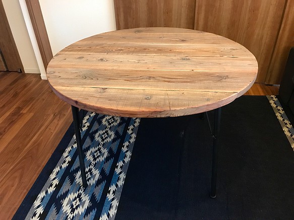 大人気シリーズ 丸テーブル 無垢 古材 足場板 ダイニングテーブル 鉄脚 アイアン 4人 ナチュラル カフェ 1枚目の画像