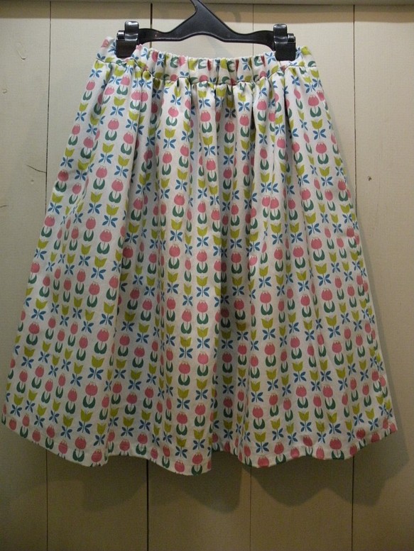 送料無料！日本製チューリップ畑柄コットンギャザースカート 1枚目の画像