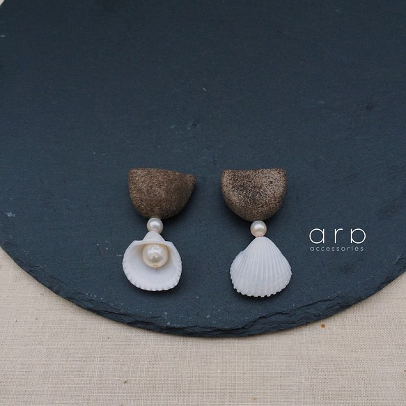 ［半月と海］陶土と本真珠のピアス・イヤリング 1枚目の画像
