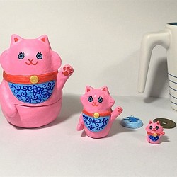 招き猫 ピンク 左手上げ マトリョーシカ風 で 張り子風 石粉粘土作品