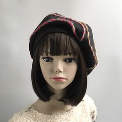 カラフル毛糸がかわいい❤︎黒のウールベレー帽 1枚目の画像