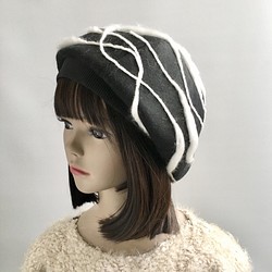 雪みたいな白の毛糸がかわいい❤︎黒のウールベレー帽 1枚目の画像