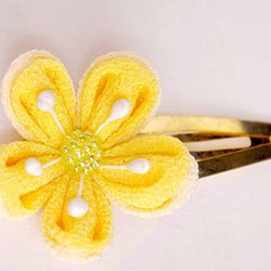 つまみ細工の　スリーピン　黄色の花 1枚目の画像