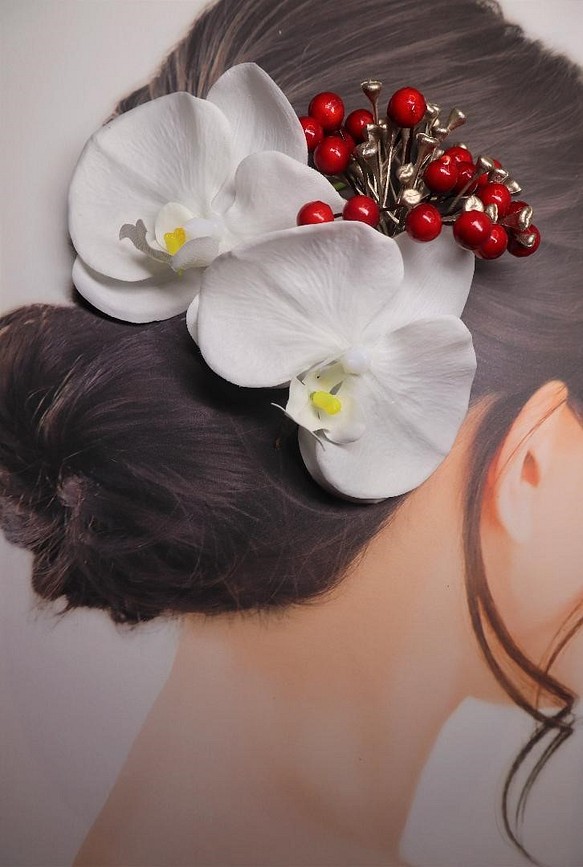 胡蝶蘭　南天　紅白髪飾り　和装ヘア　花嫁ヘア 1枚目の画像