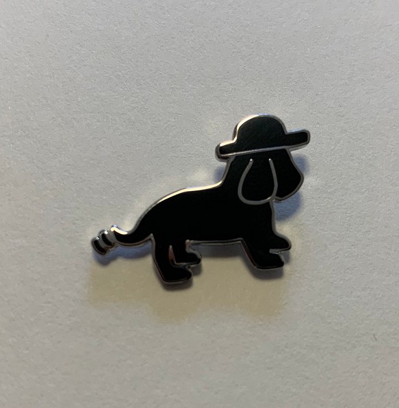 『ボケ帽子』ピンバッジ・帽子をかぶった仔犬のシルエット・ピン 1枚目の画像