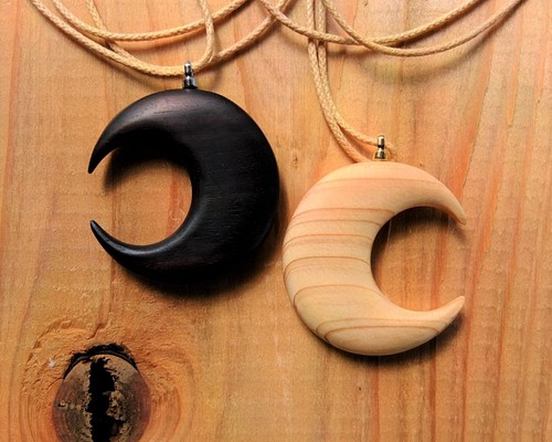 【黒月】三日月(Crescent moon)の天然木 ネックレス！！高級銘木 黒檀(エボニー)を使用！