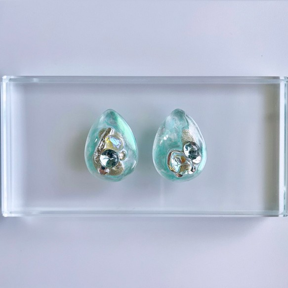 glass drop mint green Earrings 1枚目の画像