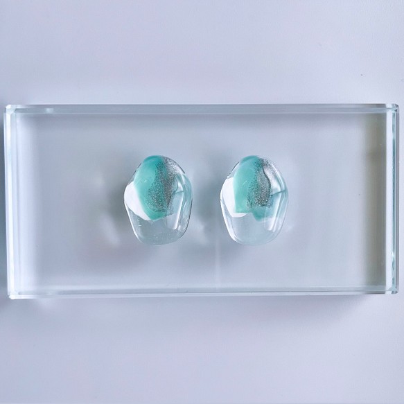 glass wave oval clear mint green Earrings 1枚目の画像