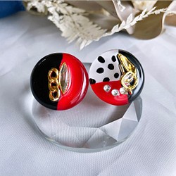 glass flat round black&red dalmatian Earrings 1枚目の画像