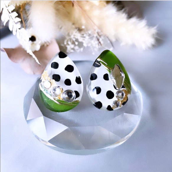 glass drop olive dalmatian Earrings 1枚目の画像