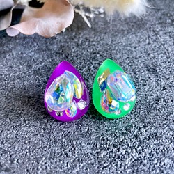 glass drop purple&green neon crystal Earrings 1枚目の画像