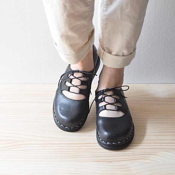 BーThreeの靴はクッションが良く履きやすいです。これは革です