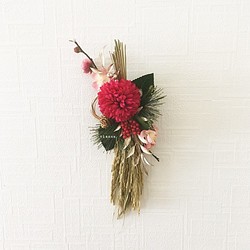 【Creema限定 送料お得！】ホットピンクのマムと梅のしめ飾り（BOX付き） 1枚目の画像