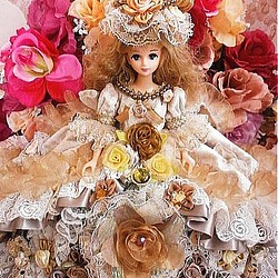 ジェニー ヴィクトリアの王妃 プラチナ ブロンズ ドレス 1枚目の画像