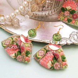 ゆらゆら揺れる　新緑とピンクのお花が美しいインド刺繍とチェコビーズのピアス (クリアグリーン)/イヤリング　金具変更可能 1枚目の画像