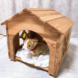 ステンドグラスをはめ込んだ木製ペットハウス・犬小屋 1枚目の画像