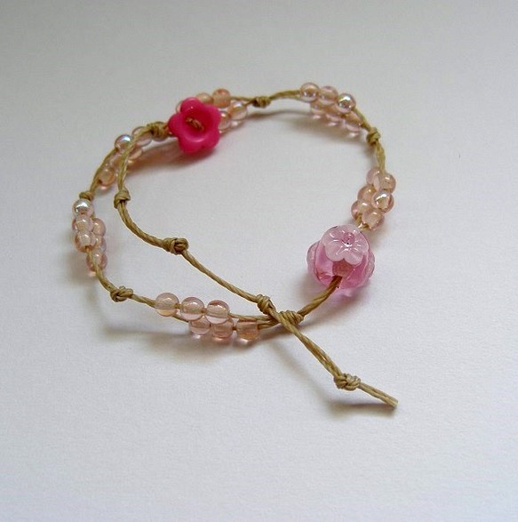 ピンクの小さな花のとんぼ玉とチェコビーズのブレスレット(ワックスコード) 1枚目の画像