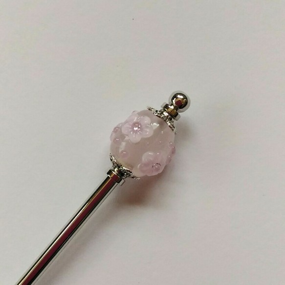 すりガラス風の花のとんぼ玉のかんざし(ピンク) 1枚目の画像