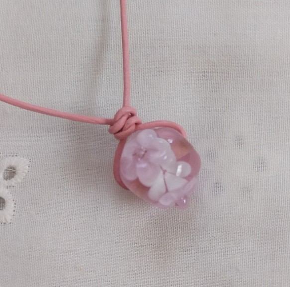 ピンクの花のとんぼ玉(水中花入り)のネックレス(革ひも) 1枚目の画像