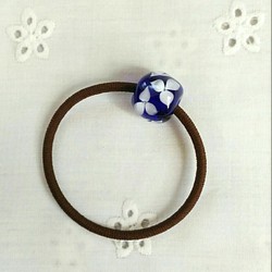 コバルトブルーに白い水中花(6個)のとんぼ玉のヘアゴム 1枚目の画像