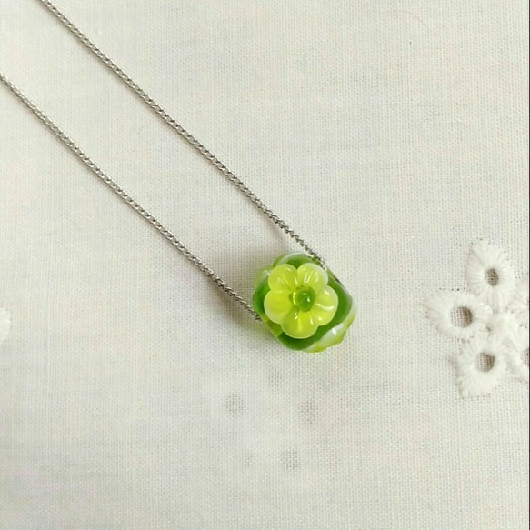 黄緑(ライムグリーン)の花のとても小さなとんぼ玉のネックレス 1枚目の画像