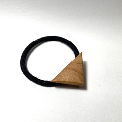 『木うたう』:木彫ヘアゴム・三角 1枚目の画像