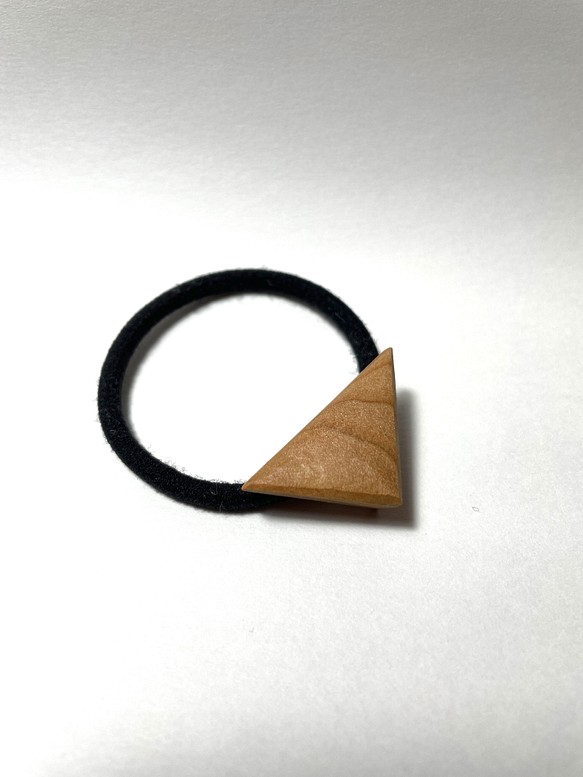 『木うたう』:木彫ヘアゴム・三角 1枚目の画像