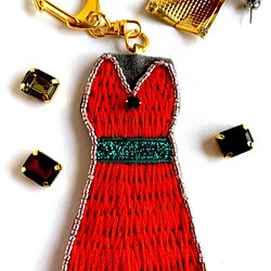 クールな赤のドレス風☆キラキラ刺繍バッグチャーム 1枚目の画像
