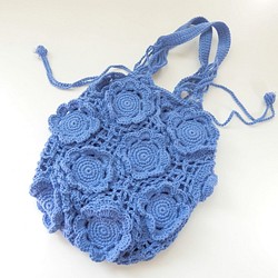 かぎ針編み 巾着バッグ　〈青色〉 1枚目の画像