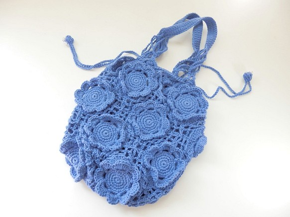 かぎ針編み 巾着バッグ　〈青色〉 1枚目の画像