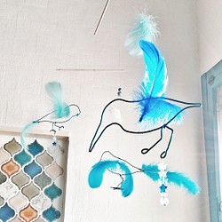 【青い鳥３羽】羽毛とワイヤーの鳥モビール  北欧テイスト シンプル フェザー インテリア 小鳥 1枚目の画像