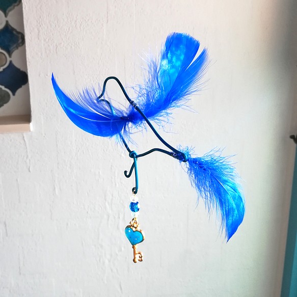 【青い鳥】コバルトブルー キーチャーム 鍵 サンキャッチャー モビール 北欧雑貨 鳥 ワイヤー 羽  ハート 小鳥 1枚目の画像