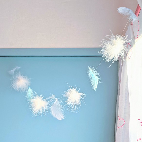 【天使の羽】ガーランド 青い鳥 白い羽 ふわふわ 北欧テイスト シンプル フェザー 羽毛  エンジェル ペガサス ブルー 1枚目の画像