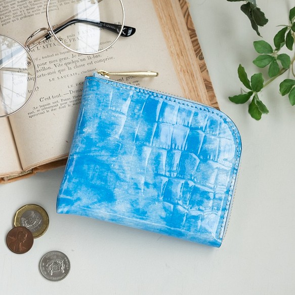 【永久無料保証】ココロ晴れやか。エナメルクロコの型押し牛革　青空　コンパクト財布-L字ファスナー- 1枚目の画像