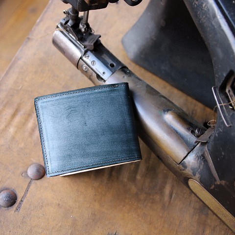 【永久無料保証】エイジングがカッコイイ！　トーマスウェア社製 ブライドル　グリーン　二つ折り財布 1枚目の画像