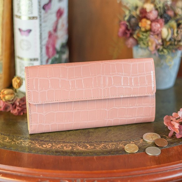 【永久無料保証】大人かわいい♪　エナメルクロコの型押し牛革　ピンク　フラップ式 長財布 1枚目の画像